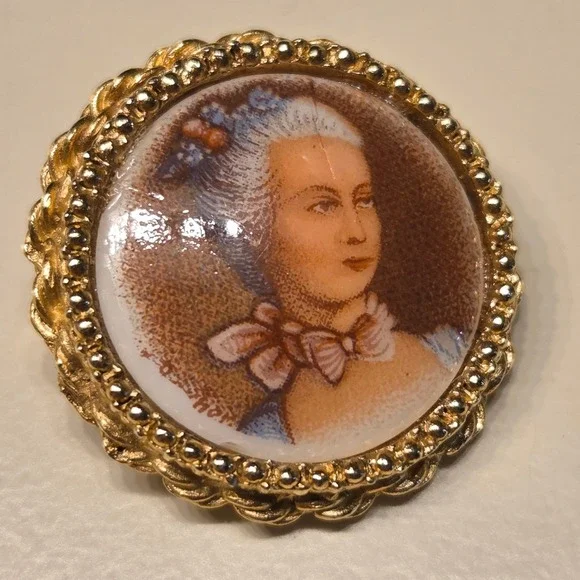 Vintage Victorian Cameo Portrait Woman Elegant Gold Tone Circle Brooch Pin