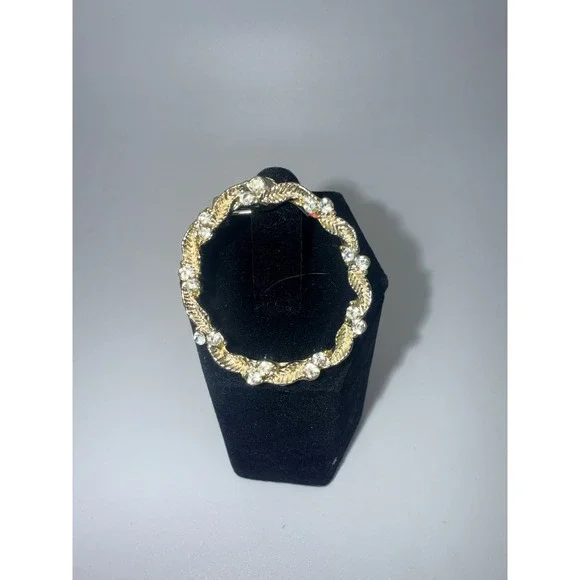 Gerry's Brooch‎ Vintage Leaf Rhinestone Wreath Gold Tone 1 3/8
