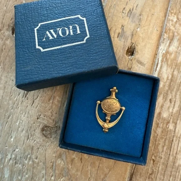Avon Gold Door Knocker Brooch with Box “Avon Calling!”