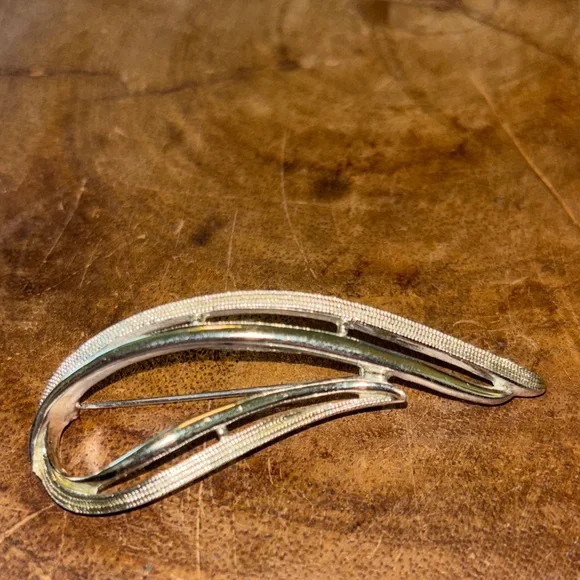 Vintage Sarah Coventry Abstract Teardrop Brooch - Silver Tone Pin