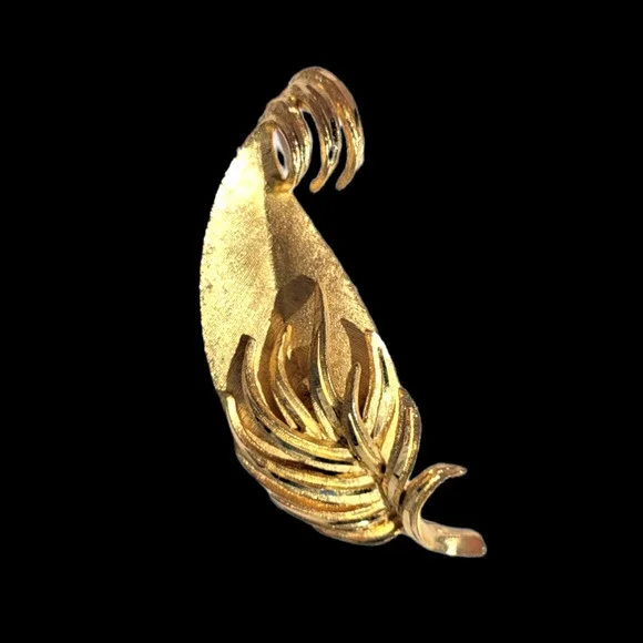 Vintage Mid Century Signed BSK Gold Tone Textured Finish Lapel‎ Leaf Pin Brooch