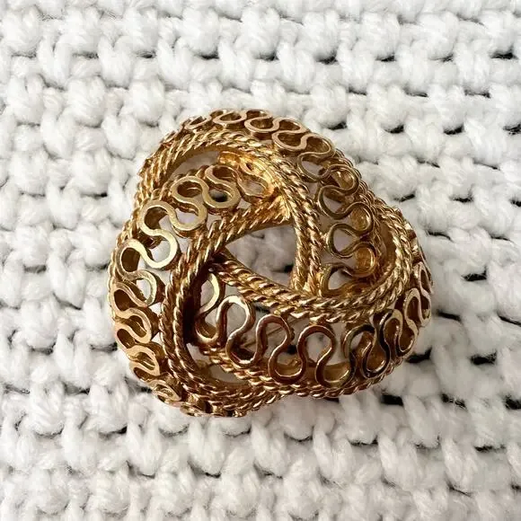 Boucher Vintage Gold Tone 9126 Gold Triple Knot Loop Brooch Pin Signed Luxury