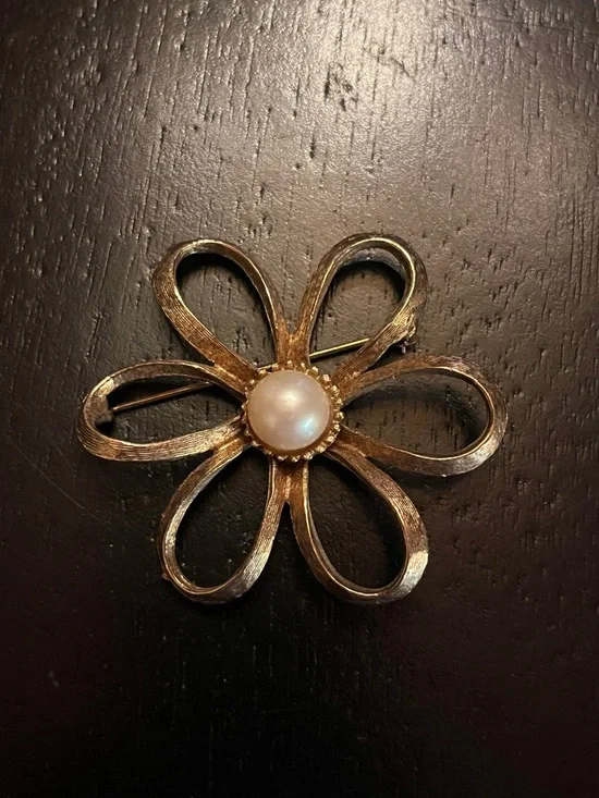 Vintage Brushed Gold Tone Flower Brooch with Faux Pearl Center