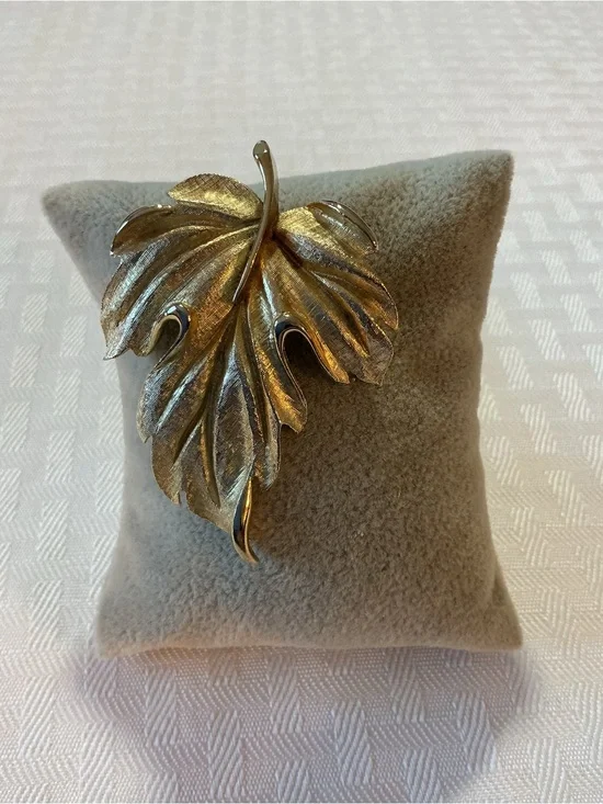 Lisner Signed Oak Leaf Gold Tone Textured Maple Oak Leaf Brooch
