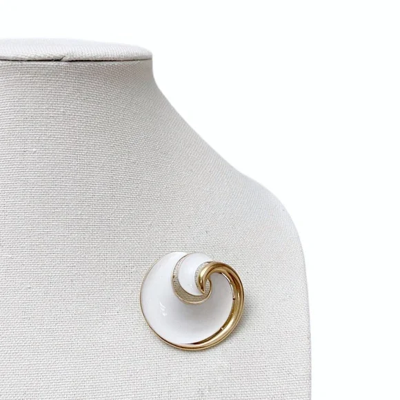 Vintage Crown Trifari Signed White Enamel Goldtone Sculptural Swirl Brooch Pin
