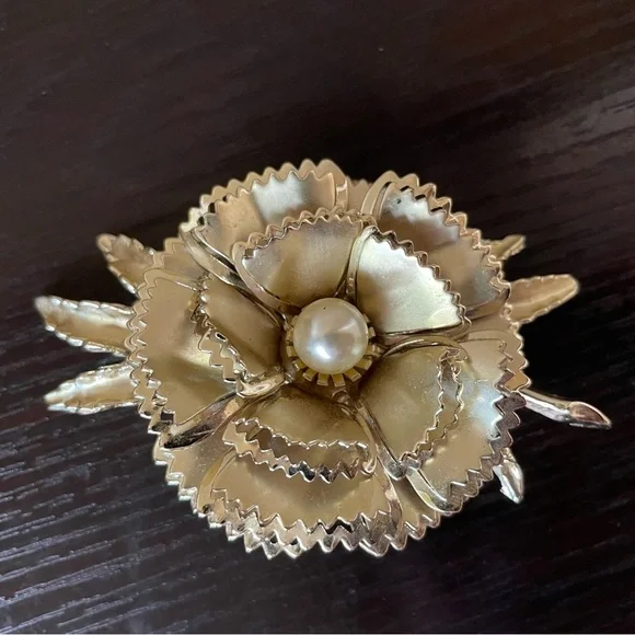 Goldtone Vintage Pearl Flower Brooch