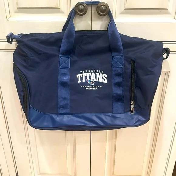 NEW🏈TENNESSEE TITANS NAVY BLUE GYM BAG/ DUFFEL WITH LOGO AND SHOULDER STRAP