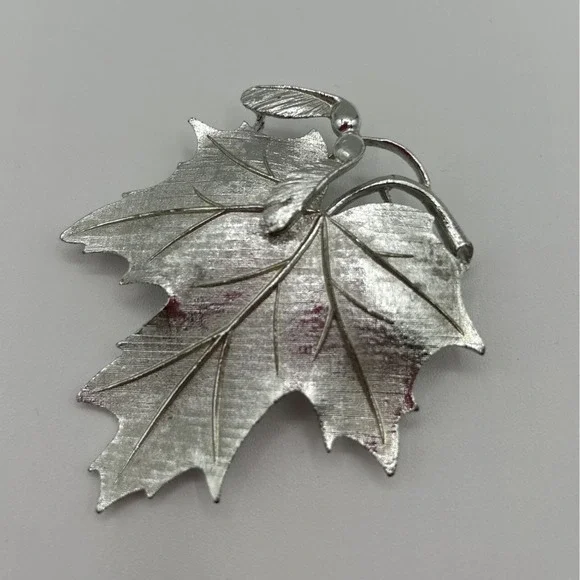 VINTAGE LISNER  elegant silvertone leaf brooch pin - about‎ 2