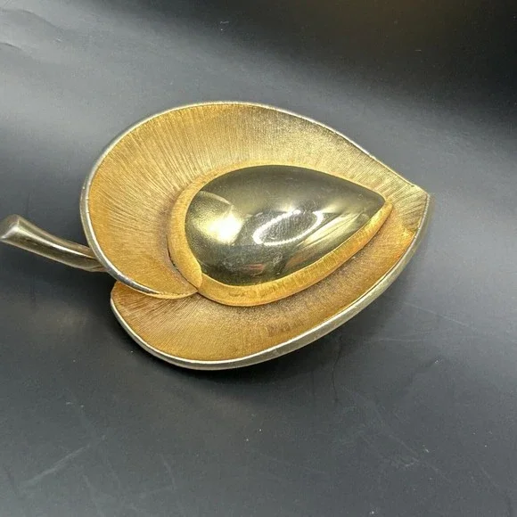 Vintage SIGNED PASTELLI LEAF Brooch Pin‎ brushed gold tone texured Costume
