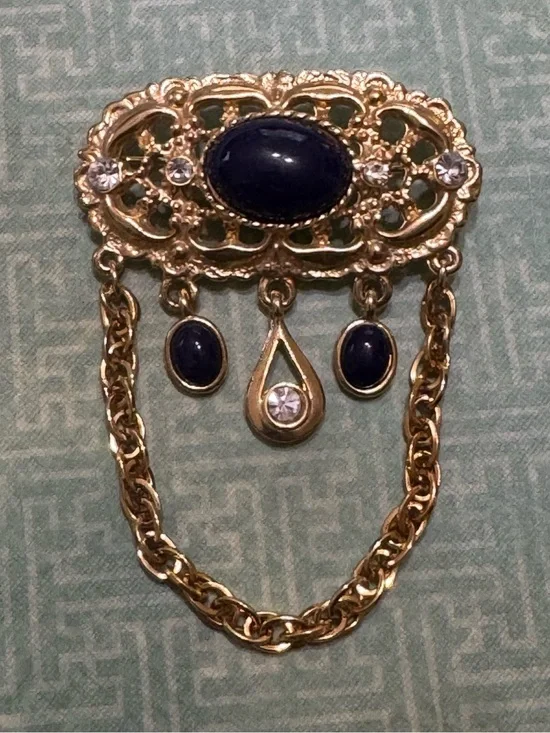 RETRO GOLD TONE BROOCH WITH CABOCHONS AND CHAIN