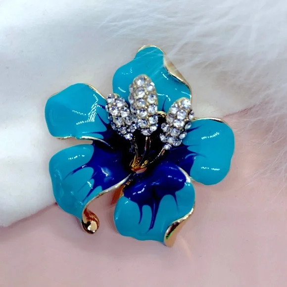 🌟 Big Blue Flower Brooch