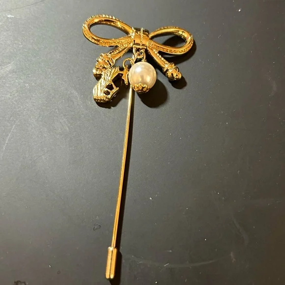 Salvatore Ferragamo Ribbon Pearl High Heel Stick Pin