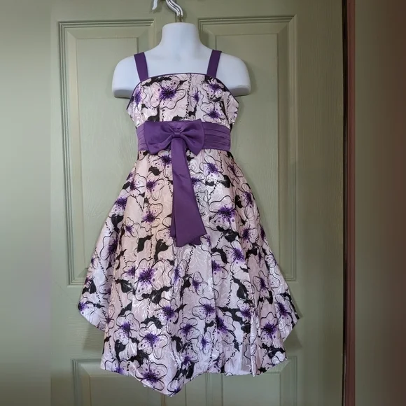 New with tags Girl's Classic Fashion party dress is size 4T, B43