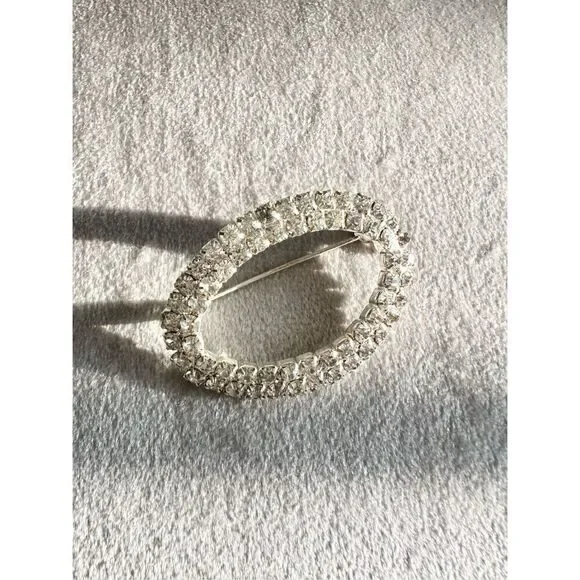 Sparkly double layer Rhinestone oval brooch ￼