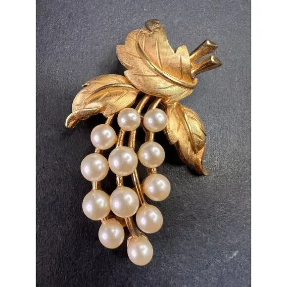 Vintage signed crown Trifari brushed goldtone pearl spray brooch