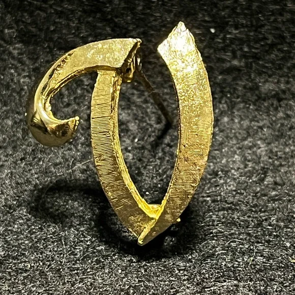 Vintage Gold Plated Cursive Letter “V” Brooch Fashion - Rare Collectible