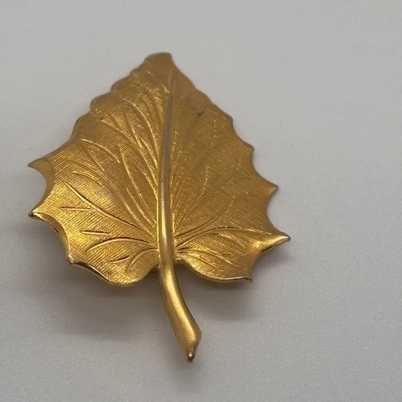 Gold‎ Tone Leaf Brooch Pin Textured Veins Elegant Autumn Nature Inspired Jewelry