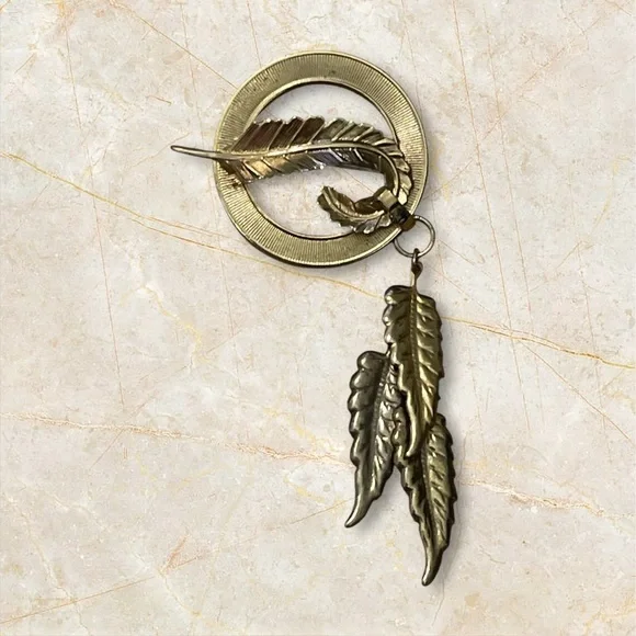 Beautiful Gold tone Brooch with Dangling Leaves RARE