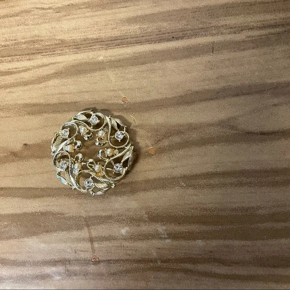 Vintage gold broach with faux pearls and diamonds