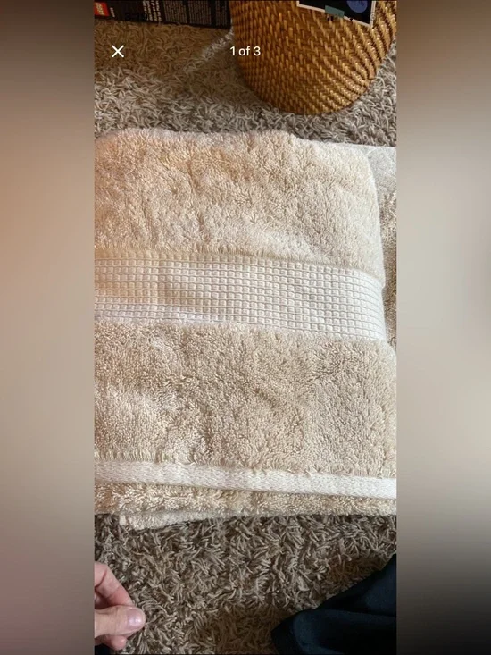 Apt 9/ 2 plush bath towels/ fine linen color