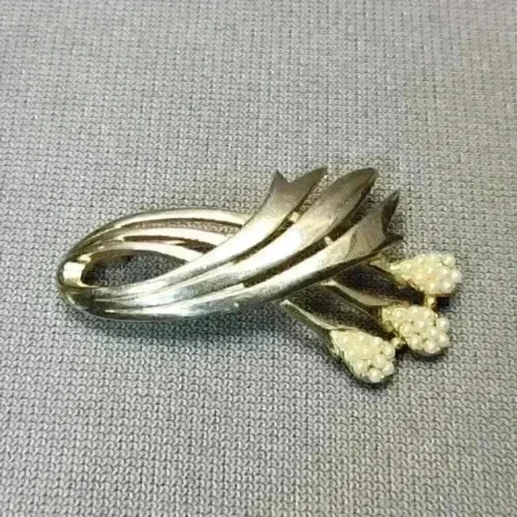 Vintage Brooch Floral / Ribbon / Wheat Faux Pearls Pin Gold-tone Costume Jewelry