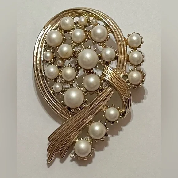 Elegant Gold and Pearl Brooch