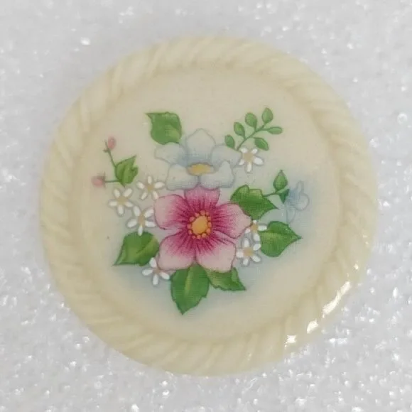 Vintage AVON 1984 SPRING BOUQUET Porcelain Round‎ Disc Brooch Pin Floral Design