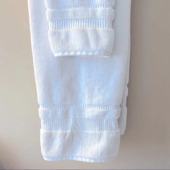 Set of 2 Vera Wang White Bath Towels: Hand Body