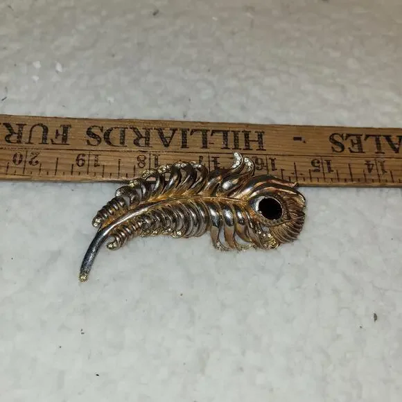 Vintage Peacock Feather Brooch Gold Tone Rhinestone‎ Pin Black Faceted Stone 3