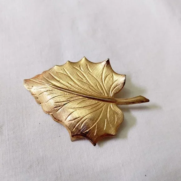 4/$20 Vintage Gold Tone Leaf Brooch Pin