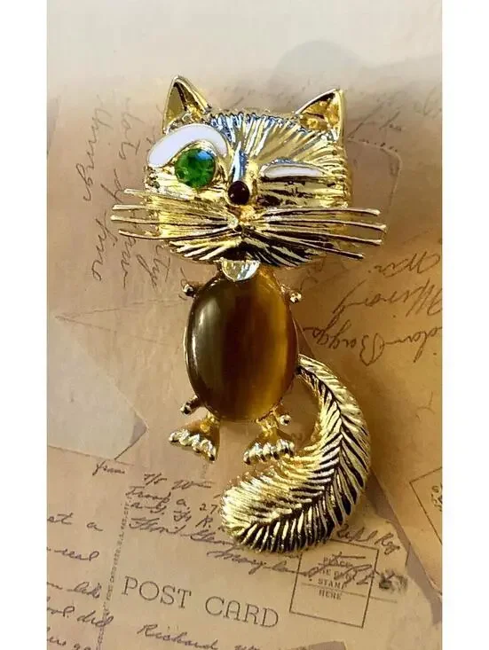 Whimsical Winking Cat Brown Cabochon Brooch Green Rhinestone Eye
