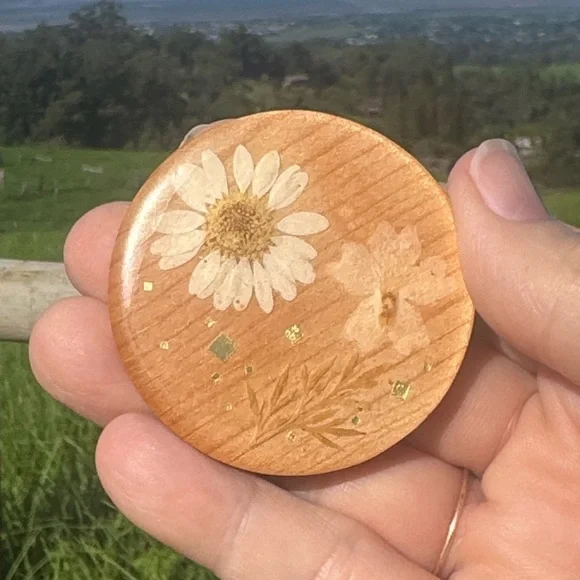 Vintage Pressed flower Daisy Resin Wooden brooch