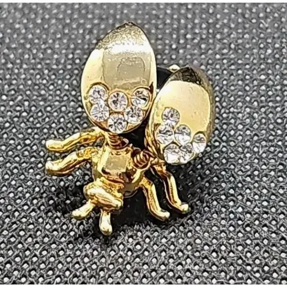 Fly Bug With Bouncy Wings Fluttering 3D Lapel Pin (Z25)