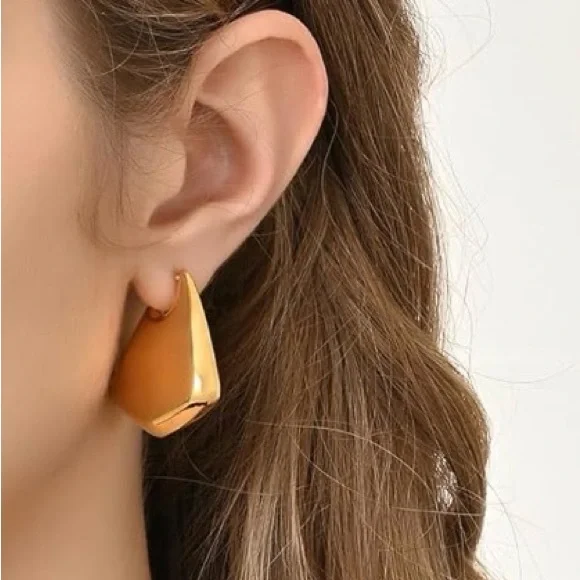 Fin Gold Hoop Earrings