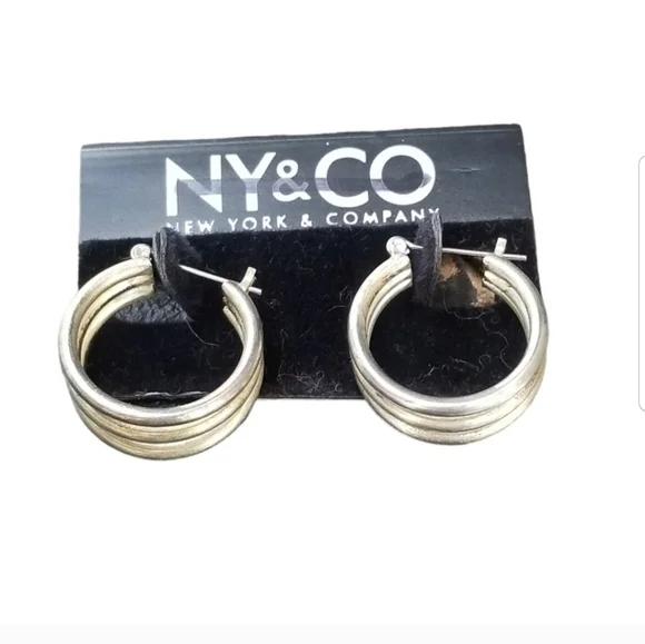 NEW YORK & COMPANY NWT SILVERTONED TRIPLE HOOP EARRINGS