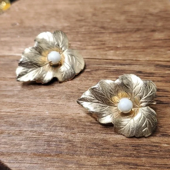 E932 sarah‎ coventry clip on earrings golden leaf