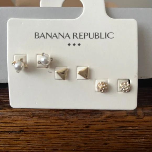 Banana Republic Gold and Pearl Stud Earrings