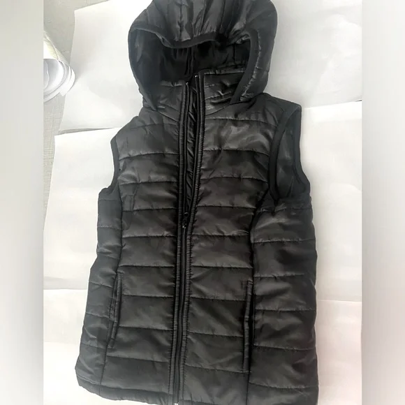Shampoo brand. Size 7/8 Black hoodie Vest