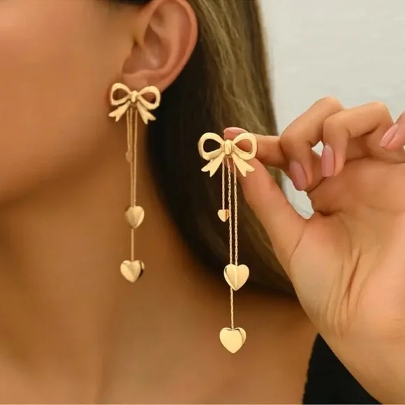 Brand NEW Elegant Gold Bow and Heart Drop Earrings. 🎀💛