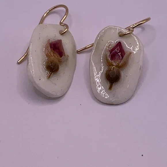 Vintage White and Gold Earrings with Floral Accent, so romantic