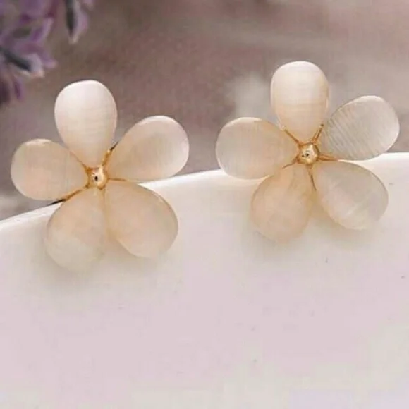 🌼🌼 NEW DAISY Flower Stud Earrings