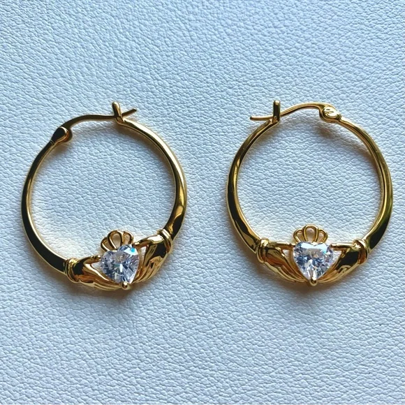 Elegant Gold Hoop Earrings with Heart Detail E002