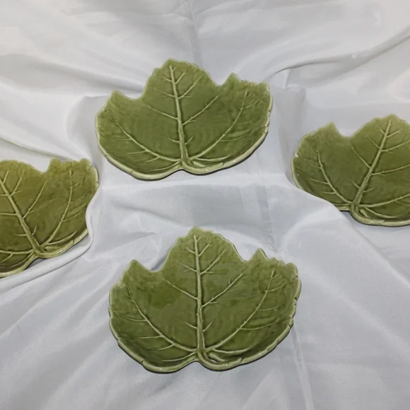 Williams Sonoma 2010. - B. Eigen.  Botanical Leaf Plate Set of 4