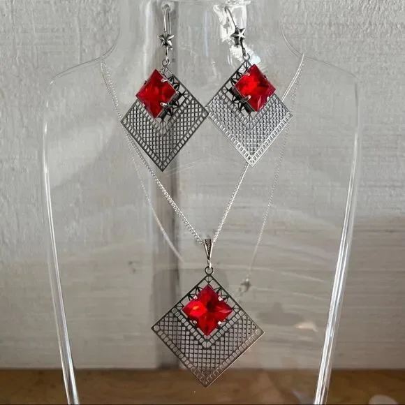 Necklace and earring set with red Swarovski crystals with silver design