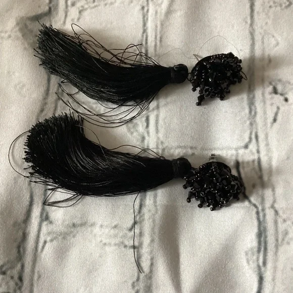 VINTAGE RARE FIND EARRINGS (PREOWNED )
