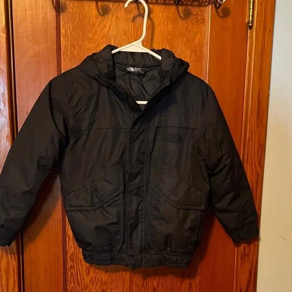 The North Face Boys Black Hooded Puffer Jacket. Size XS/6