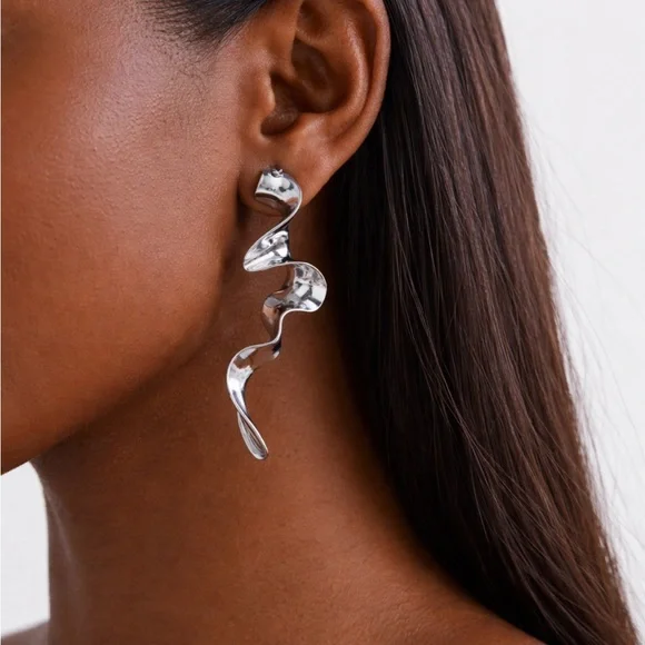New! Silver Ribbon Earrings (1009) NWOT