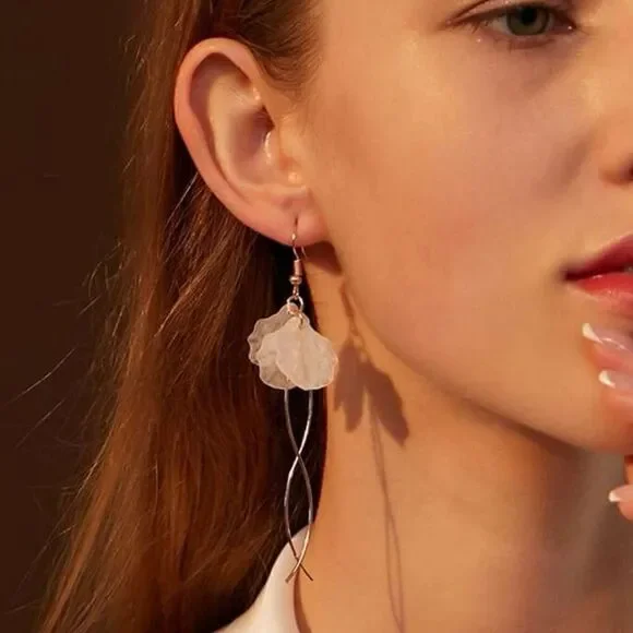 White flower drop earrings S453