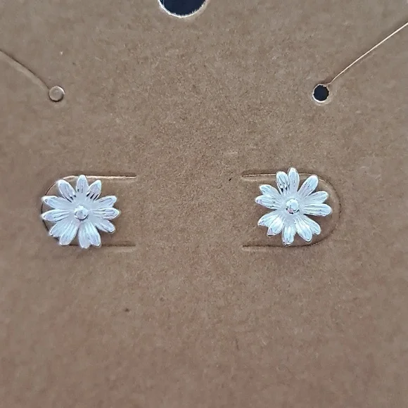 Daisy Stud Earrings!‎ Sterling Silver.