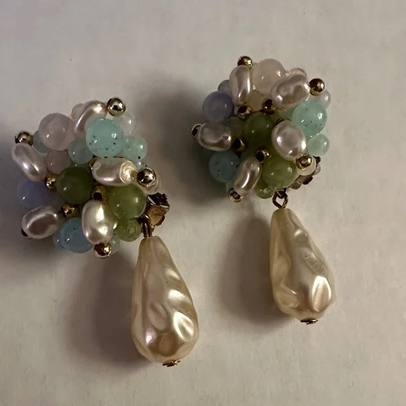 VINTAGE PASTEL COLOR ACRYLIC BEAD CLUSTER FAUX BAROQUE PEARL DROP CLIP EARRINGS